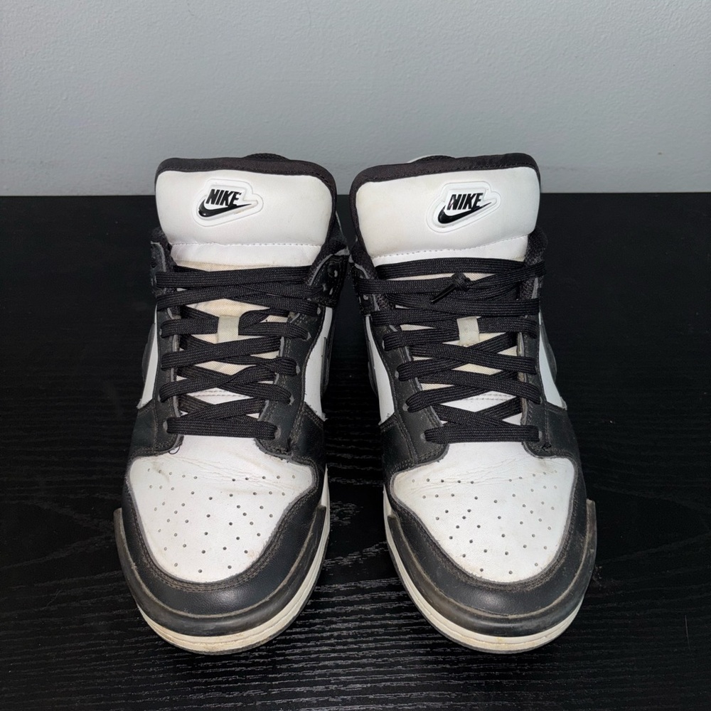Nike Men's Black and White Sneakers size 10.5
